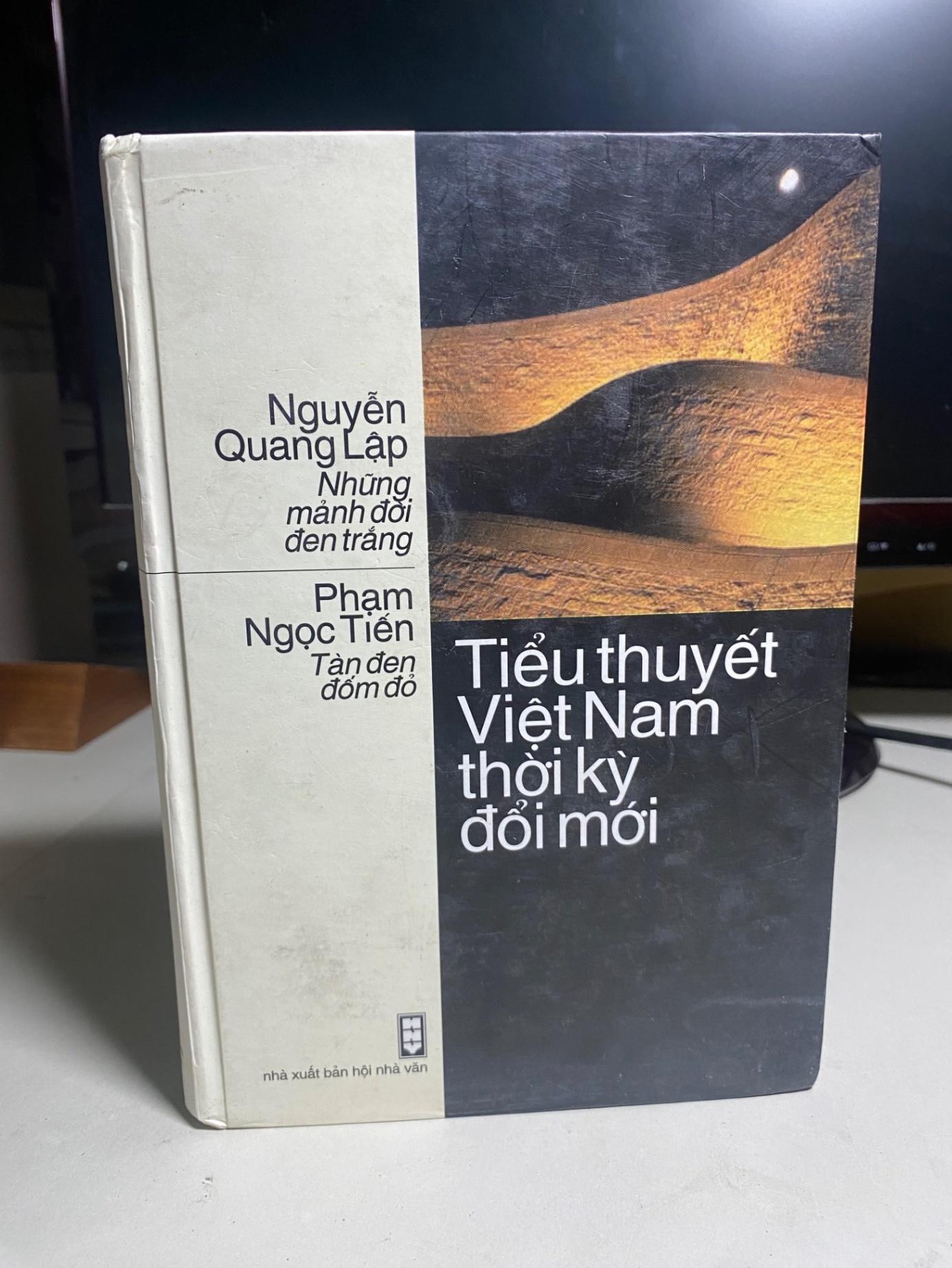 Tiểu thuyết Việt Nam thời kỳ đổi mới (Những mảnh đen trắng-Nguyễn Quang Lập, Tàn đen đốm đỏ- Phạm Ngọc Tiến)-NXB Hội Nhà Văn 2004-Bìa cứng -Sách lưu kho độ mới 90% STB1407