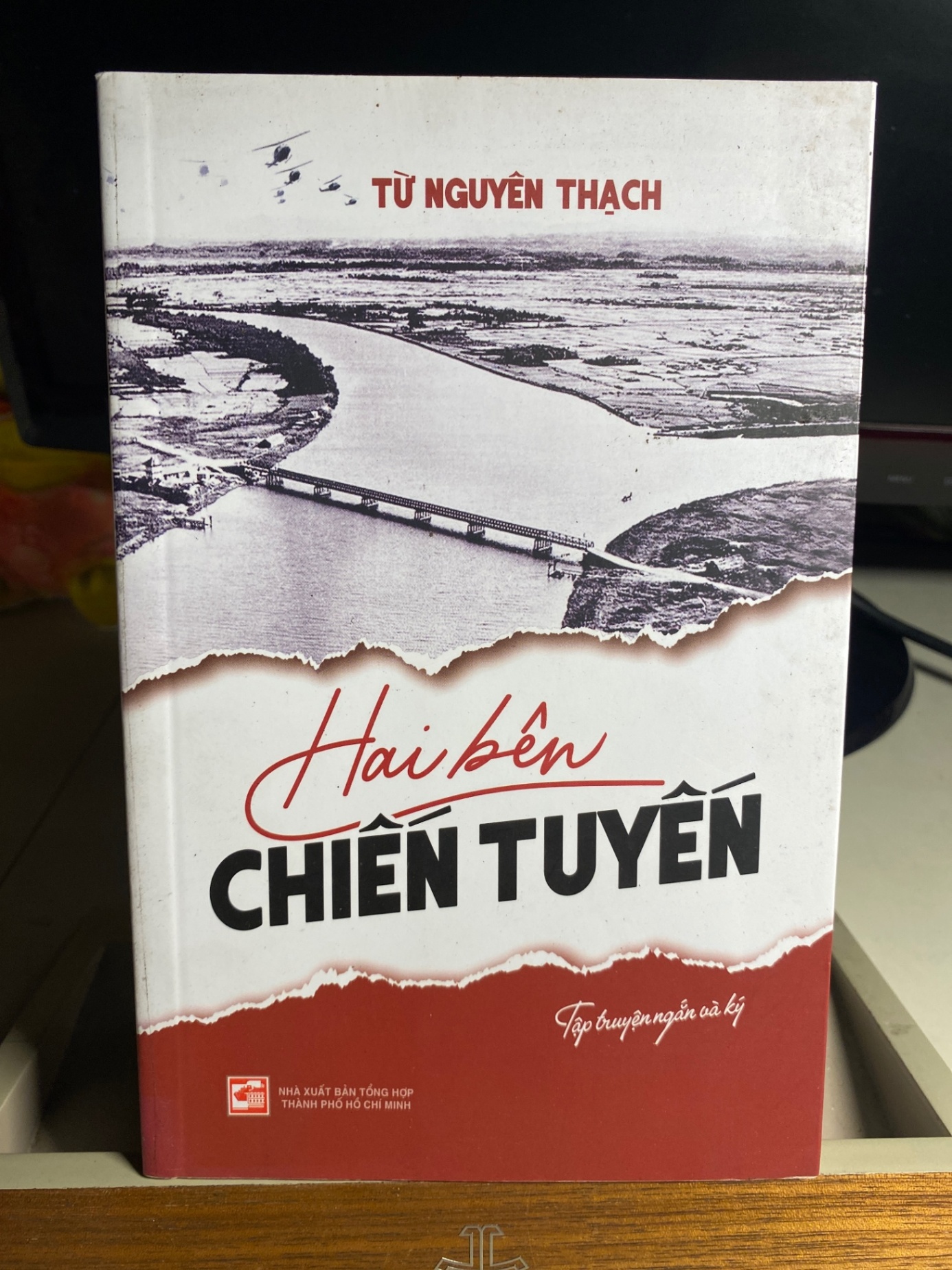 Hai Bên Chiến Tuyến- Tác giả Từ Nguyên Thạch- tập truyện ngắn và ký- NXB Tổng Hợp Tp HCM- Sách mới STB1608