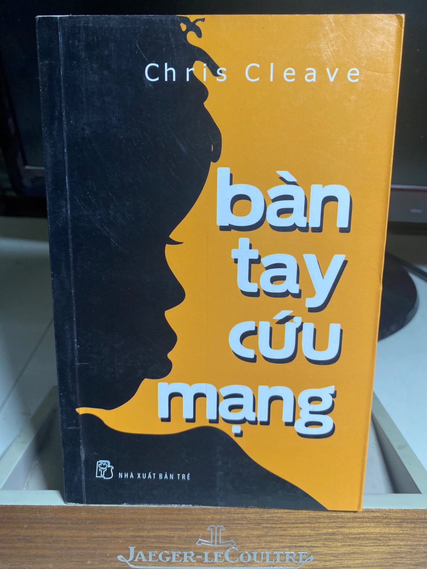 BÀN TAY CỨU MẠNG -Tác giả: Chris Cleave -NXB Trẻ 2011 -Khổ sách: 13x20cm, bìa mềm,Số trang: 382 - Sách lưu kho có ố theo thời gian STB1448
