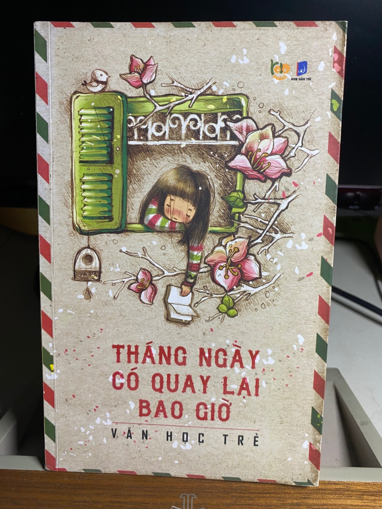 Tháng Ngày Có Quay Trở Lại- văn học trẻ-Nhiều tác giả-Sách qua sử dụng còn rất tốt,có ố nhẹ STB1512