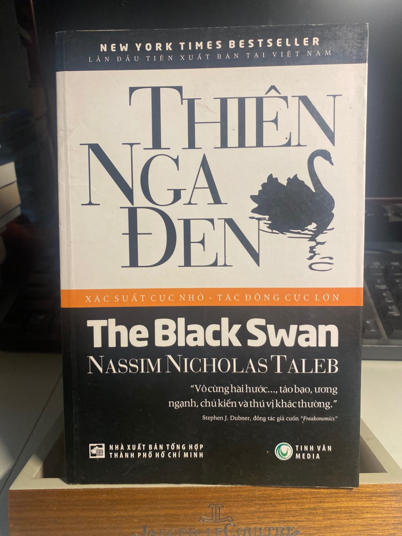 Thiên Nga Đen -Tác giả/ Nassim Nicholas Taleb -Người Dịch: Cam Thảo, Hoàng Trung- NXB Tổng Hợp Tp HCM, năm xb 2011- sách lưu kho mới 90% STB1137