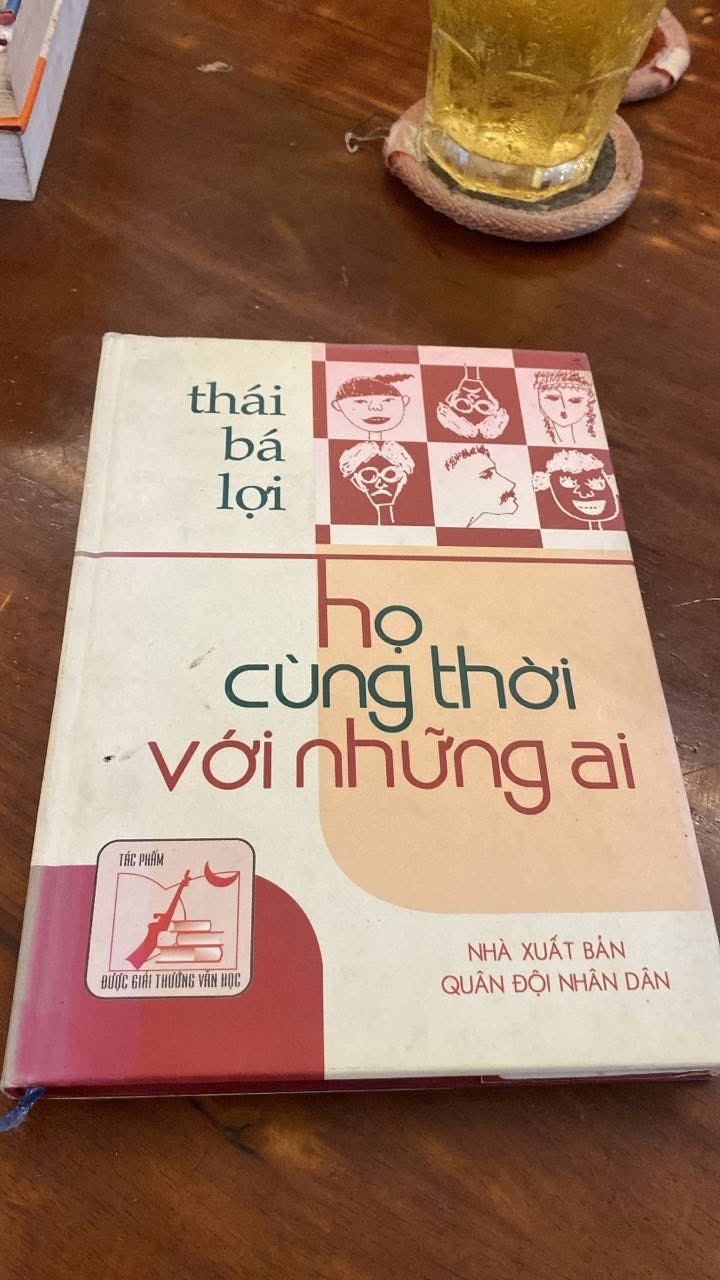 Họ cùng thời với những ai- Thái Bá Lợi -Nxb Quân Đội ND- 2003- Bìa cứng-Tiểu thuyết “Họ cùng thời với những ai” được giải thưởng Hội Nhà văn năm 1993 và Tiểu thuyết “Trùng tu” đạt giải Nhà nước về văn học nghệ thuật năm 2012 STB1119