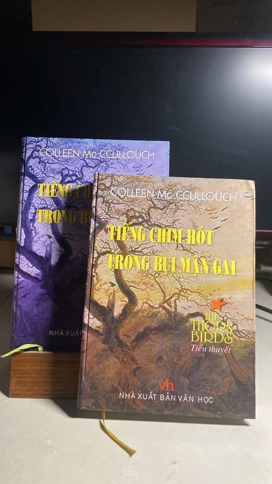 Tiếng Chim Hót Trong Bụi Mận Gai- bộ 2 tập, bìa cứng -Tác giả Colleen Mc CCullouch -Dịch giả : Phạm Mạnh Hùng -NXB Văn Học 2004 -,khổ 14,5x20,5cm- Số trang 536+346 trang STB1606