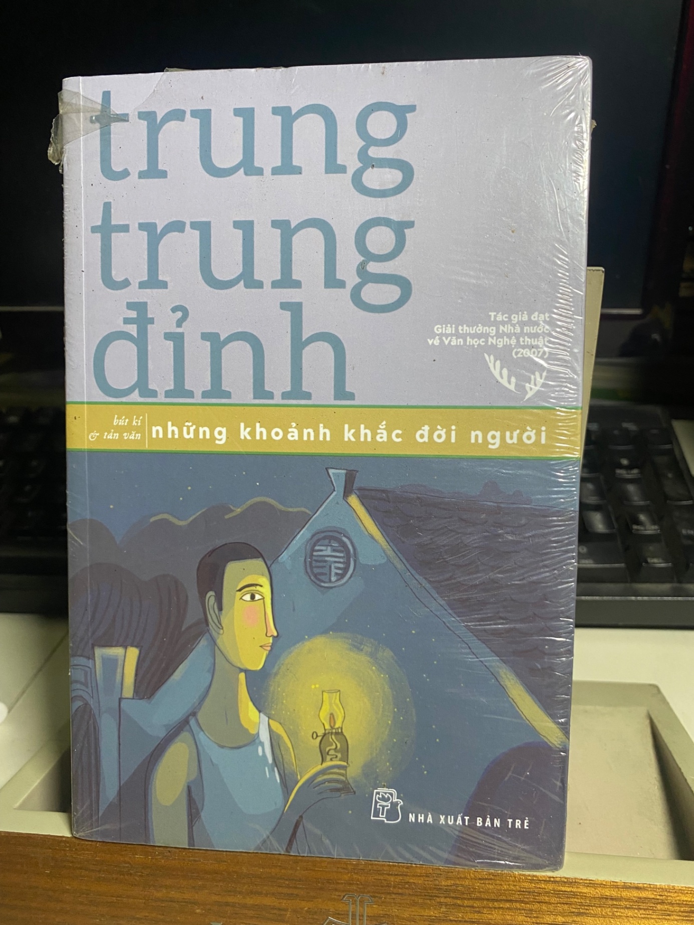 Những Khoảnh Khắc Đời Người- Trung Trung Đỉnh- Bút ký tản văn-NXB Trẻ- Sách lưu kho còn seal mới 90%, có chấm ố nhẹ cạnh sách STB1064