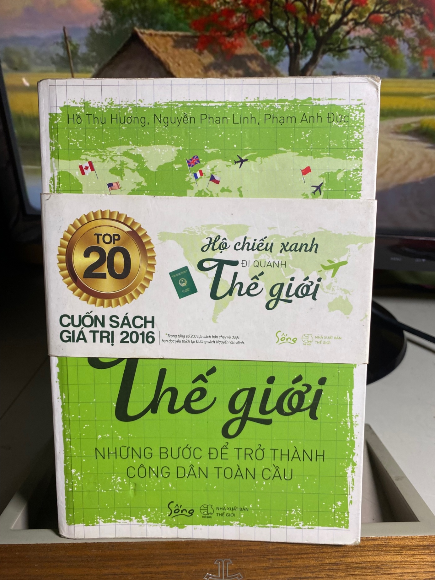 Hộ Chiếu Xanh Đi Quanh Thế Giới- Tác giả Hồ Thu Hương , Nguyễn Phan Linh , Phạm Anh Đức -NXB Thế Giới- Năm XB 12-2016- Sách qua sử dụng có ghi nhiều trong sách STB1531