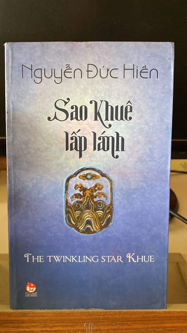 Sao Khuê Lấp Lánh- (Song Ngữ Việt -Anh) -Tác giả Nguyễn Đức Hiền -NXB Kim Đồng 2010 -Bìa mềm ,khổ 12,5x20,5cm, 531 trang - Sách chất lượng Tốt STB1638
