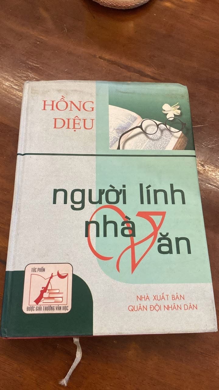 Người Lính- Nhà Văn -Tác giả: Hồng Diệu- NxB Quân Đội ND- 2003- Bìa cứng STB1120