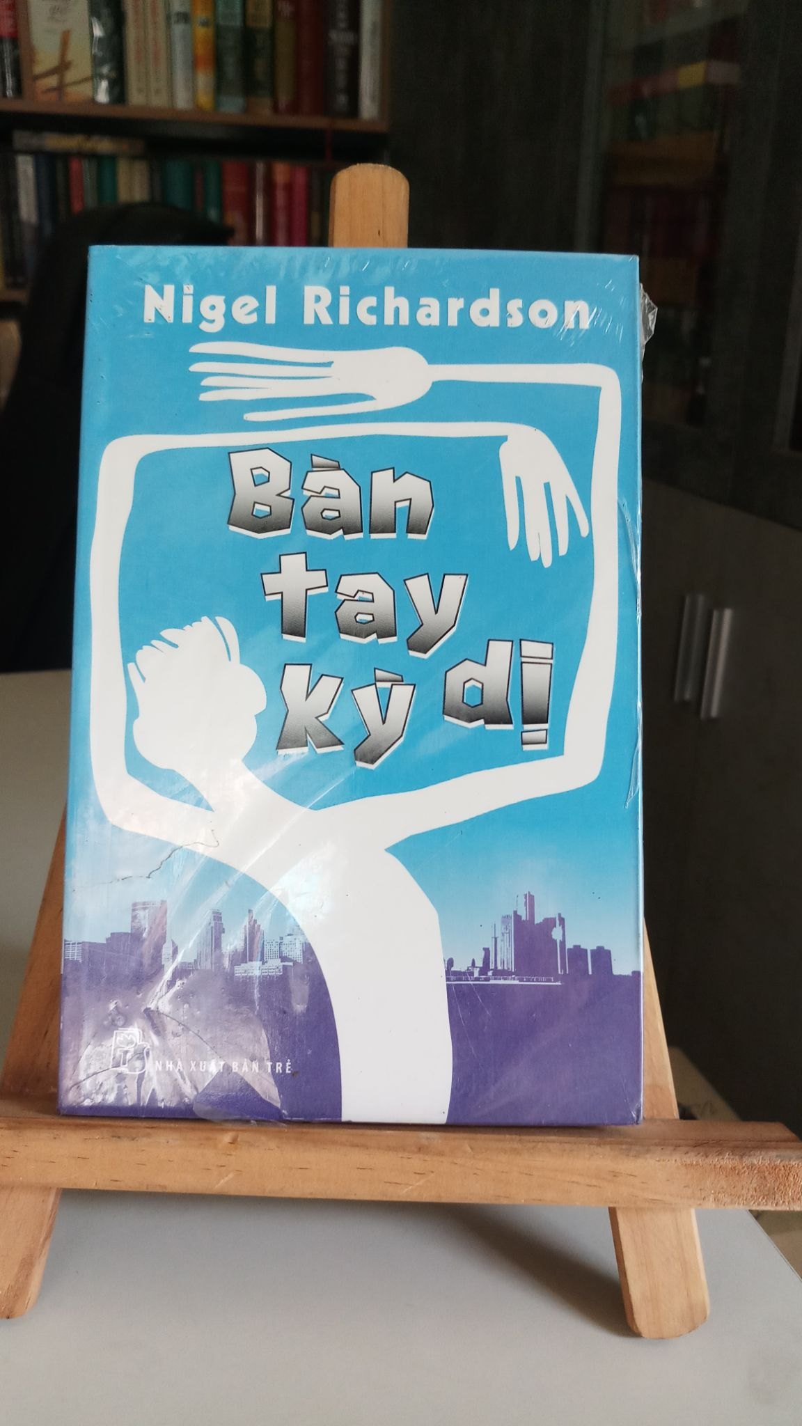 Bàn tay kì dị mới 100% có bọc sách Nigel Richardson [1301] SÁCH VĂN HỌC STB100