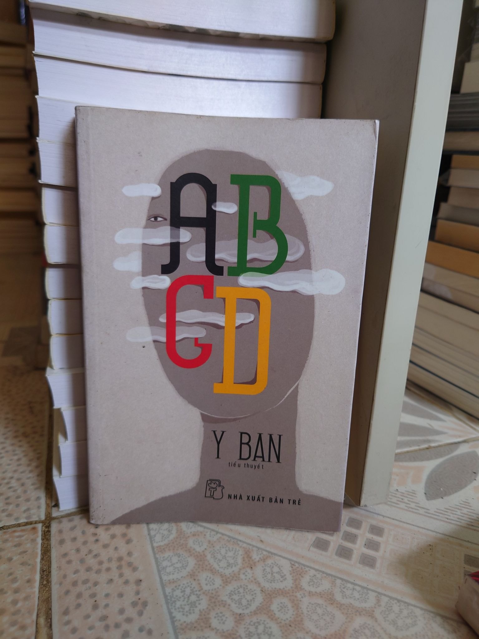 ABCD -Tiểu thuyết của Y Ban-NXB Trẻ-2014- sách lưu kho giấy xốp có ố theo thời gian STB518