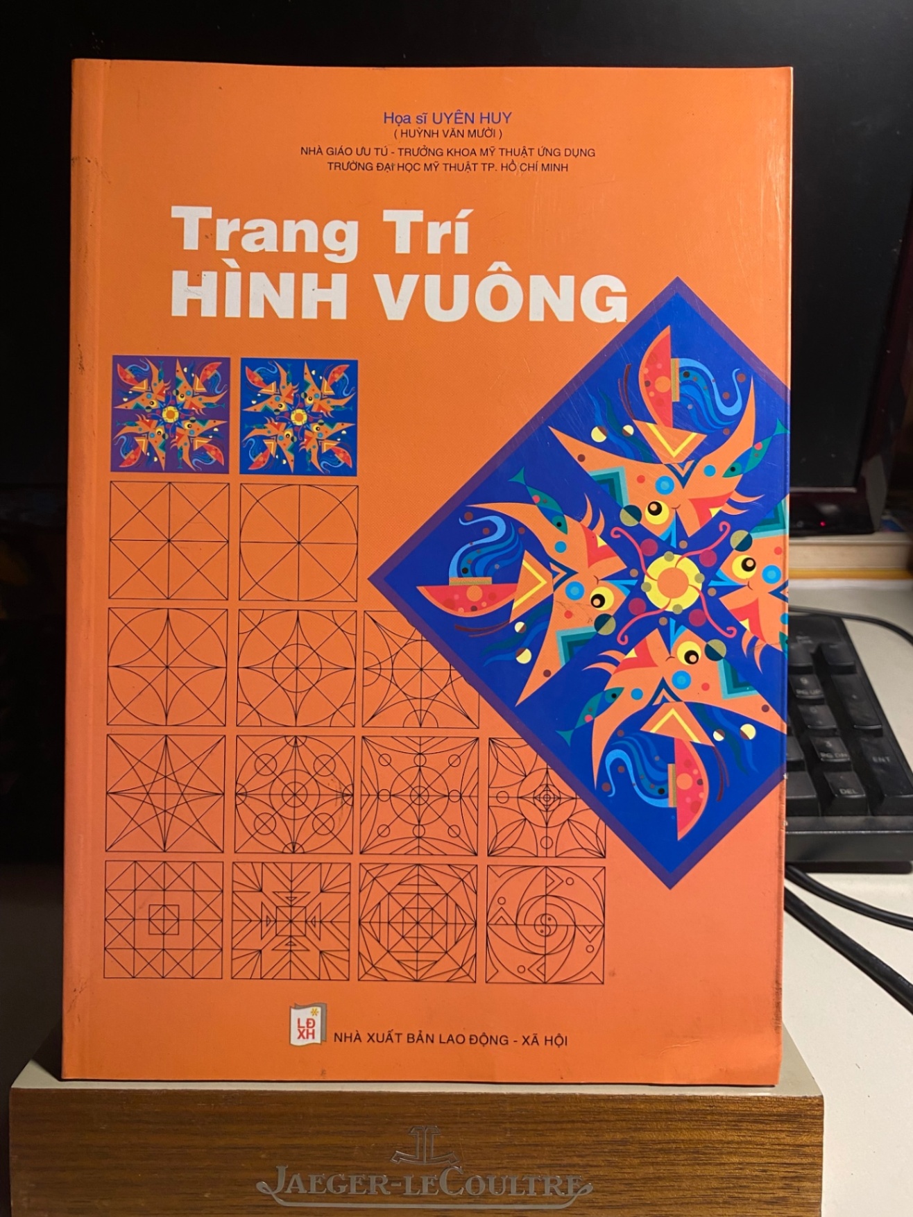 Trang Trí Hình Vuông-Tác giả: Uyên Huy-Ngày xuất bản: 09-2009-Kích thước: 20 x 28 x 0.5 cm- Nhà xuất bản: Nhà Xuất Bản Lao Động Xã Hội STB929