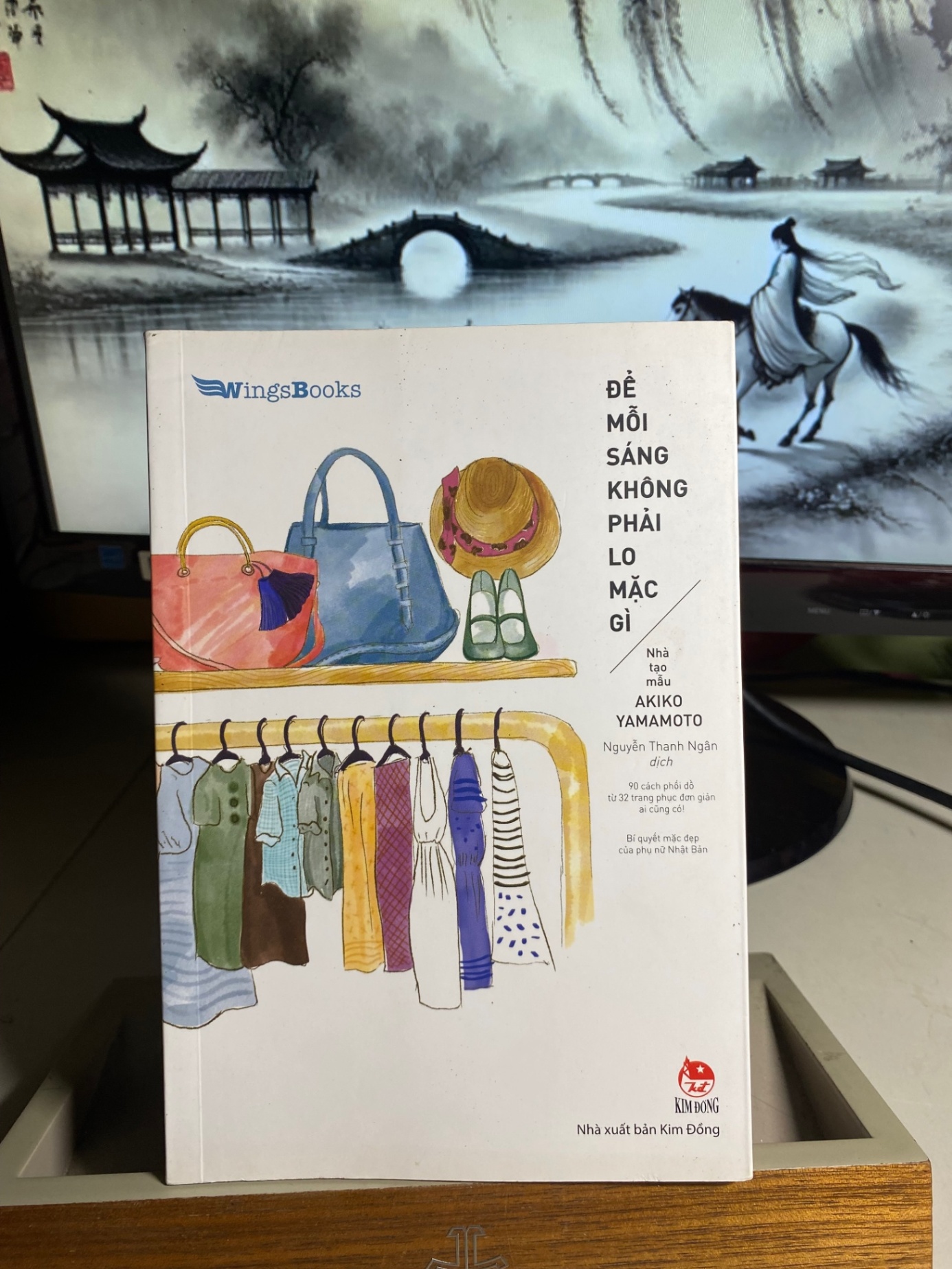 Để Mỗi Sáng Không Phải Lo Mặc Gì - 90 Cách Phối Đồ Từ 32 Trang Phục Đơn Giản Ai Cũng Có! Bí Quyết Mặc Đẹp Của Phụ Nữ Nhật Bản -Tác giả Nhà tạo mẫu Akiko Yamamoto-NXB Kim Đồng -Năm XB 2019- Sách in giấy láng,ảnh màu, sách qua sd còn rất mới STB1534