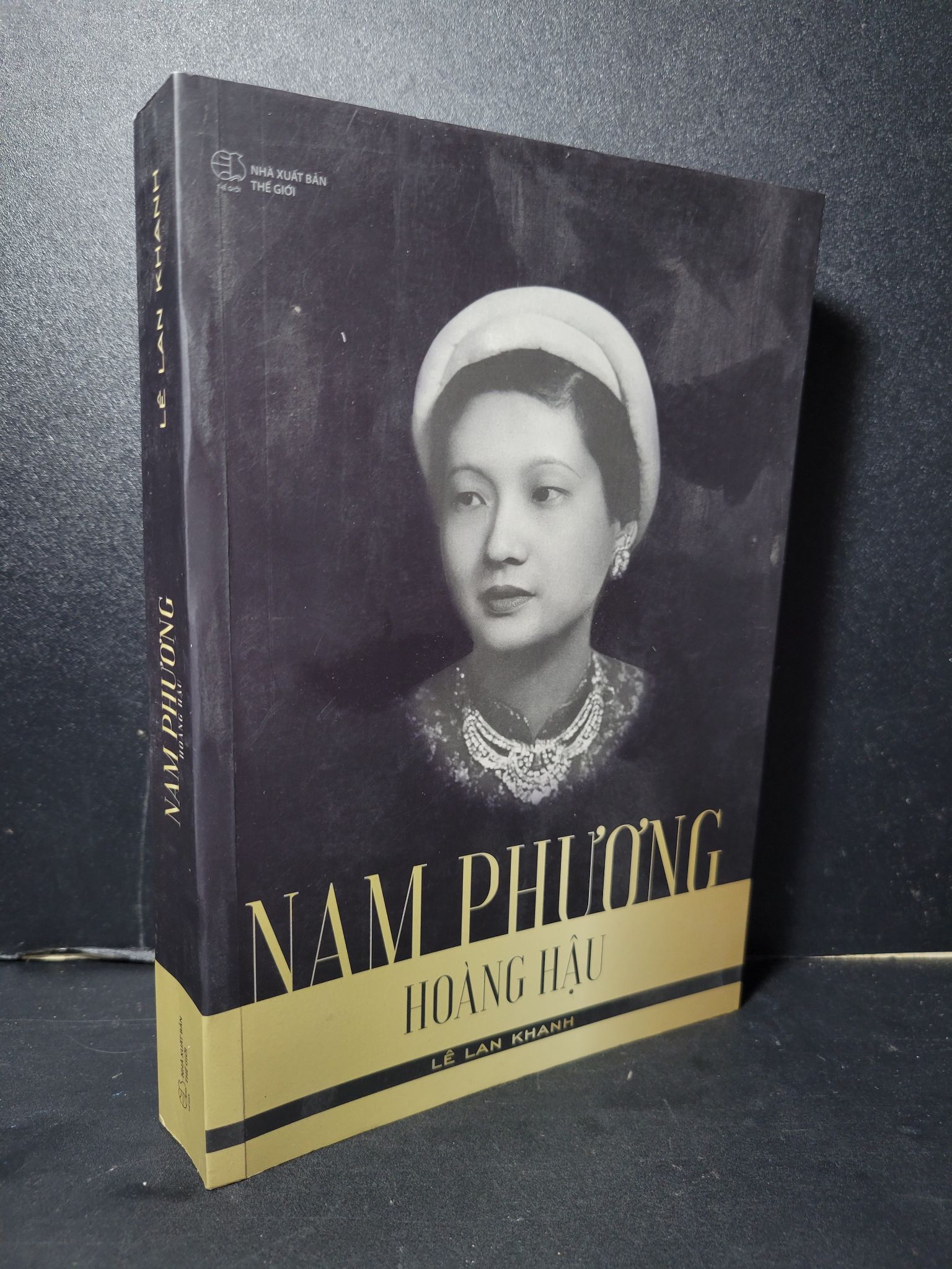 Nam Phương hoàng hậu mới 90% bẩn nhẹ 2020 Lê Lan Hương HCM2205 DANH NHÂN