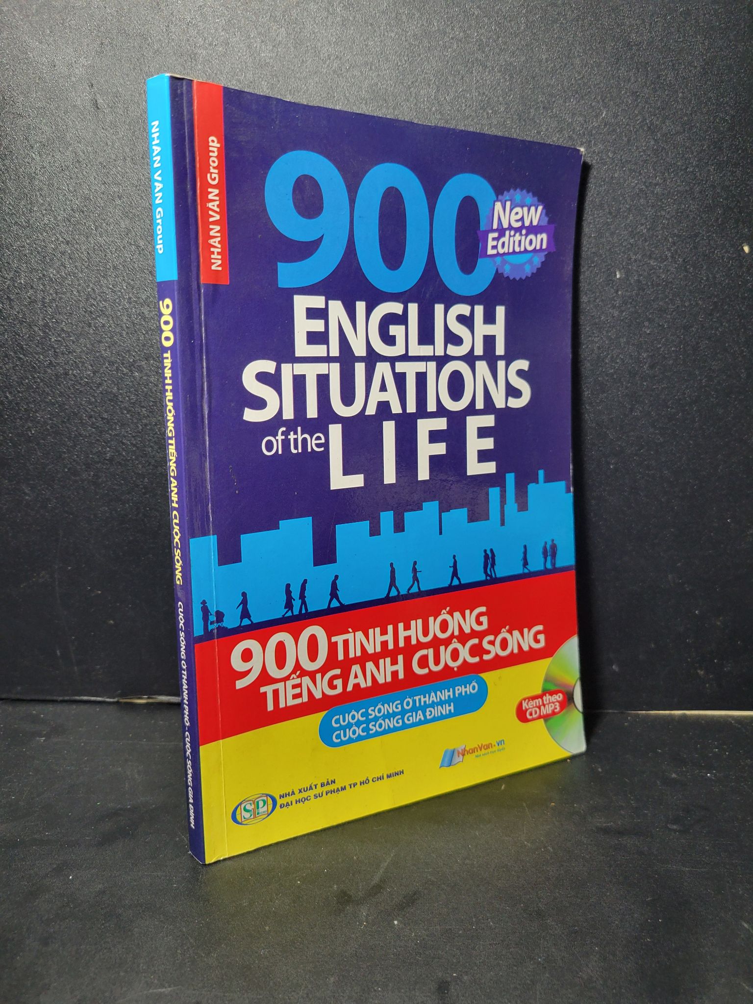 900 tình huống tiếng anh cuộc sống cuộc sống ở thành phố cuộc sống gia đình mới 80% bẩn bìa, ố nhẹ, tróc gáy nhẹ, có chữ ký 2013 Nhân Văn Group HCM2205 HỌC NGOẠI NGỮ