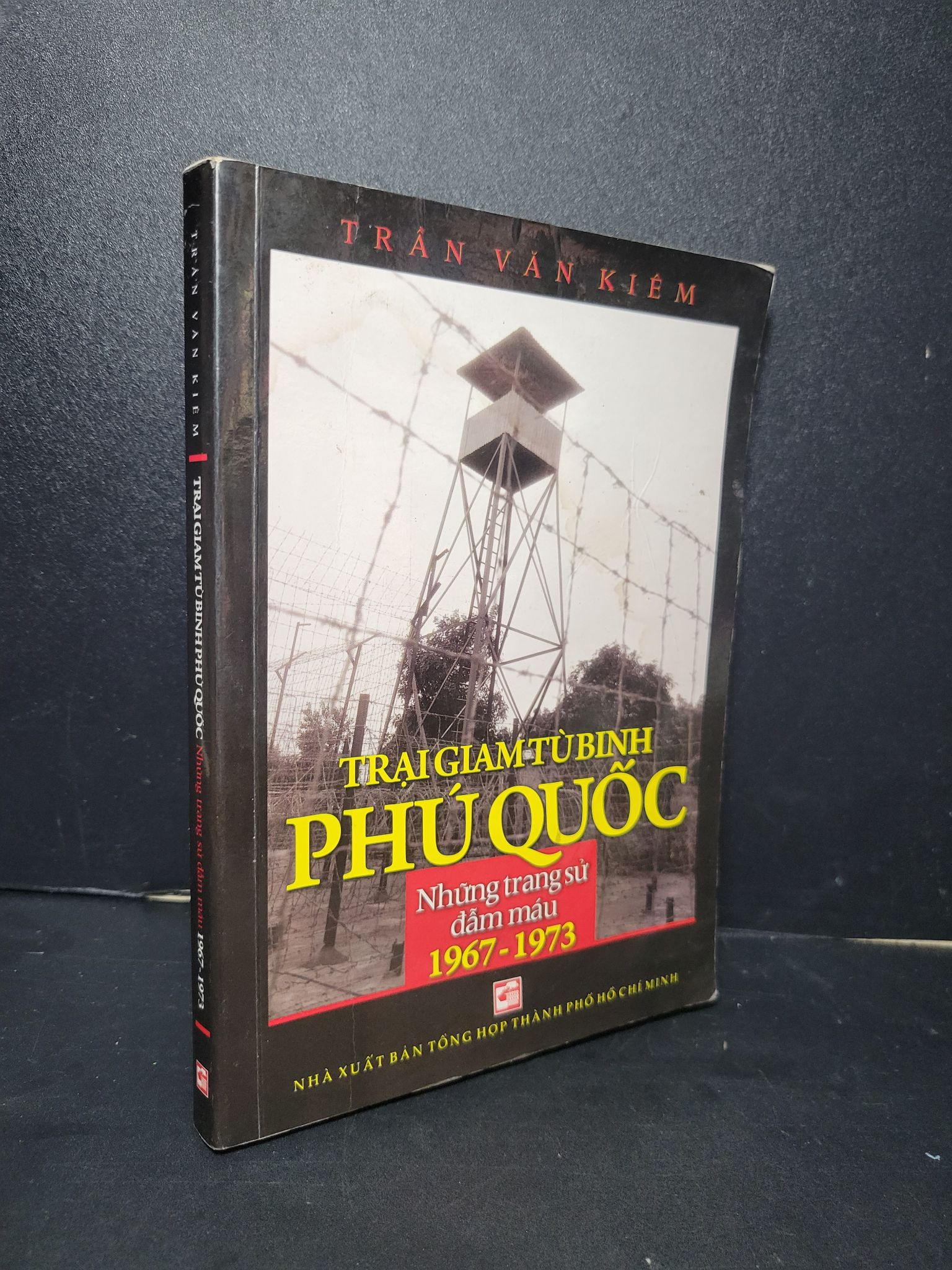 Trại giam tù binh Phú Quốc những trang sử đẫm máu 1967- 1973 mới 80% bẩn bìa, ố nhẹ, tróc gáy 2014 Trần Văn Kiêm HCM2205 LỊCH SỬ - CHÍNH TRỊ - TRIẾT HỌC