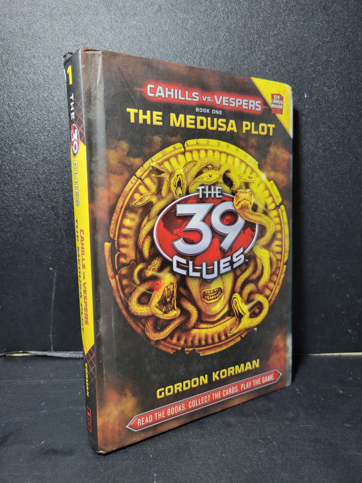 The 39 clues Cahills vs. Vespers The medusa plot (bìa cứng) mới 70% bẩn bìa, ố, bị ẩm Gordon Korman HCM2205 NGOẠI VĂN