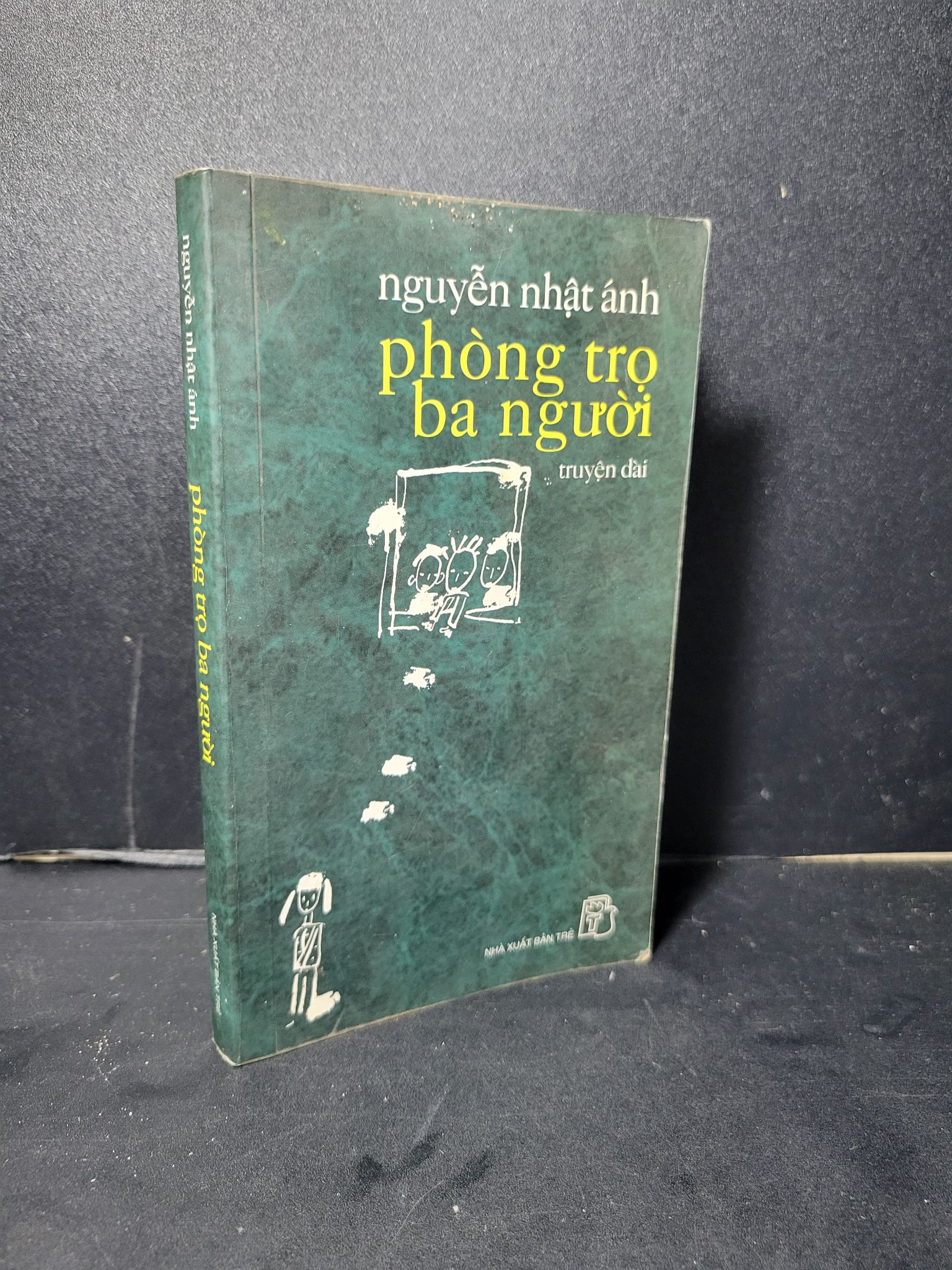Phòng trọ ba người mới 70% bẩn bìa, ố, dính trang, có vệt nước, mọt nhẹ 2005 Nguyễn Nhật Ánh HCM2205 VĂN HỌC