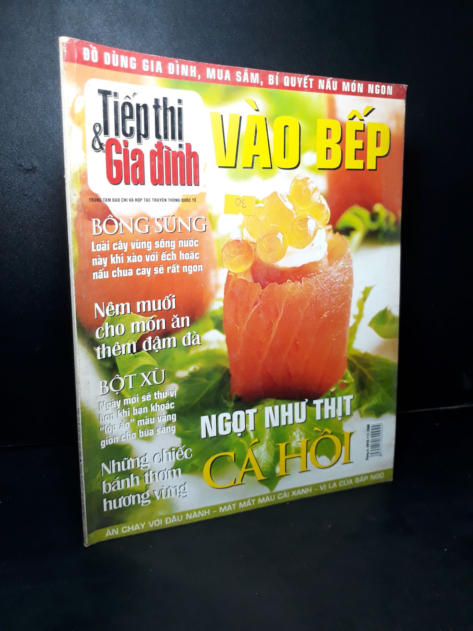 Tiếp thị và gia đình vào bếp tháng 5 - 2010 cá hồi Việt Nam mới 80% bẩn bìa, ố nhẹ, tróc gáy nhẹ HCM2205 TẠP CHÍ, THIẾT KẾ, THỜI TRANG
