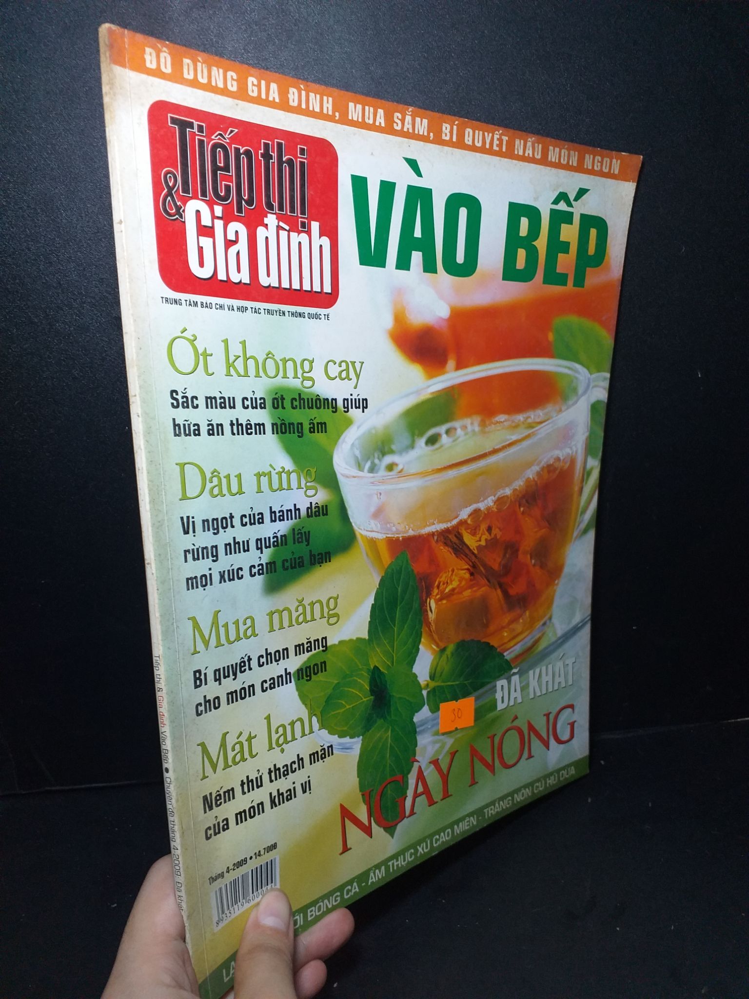Tiếp thị và gia đình vào bếp chuyên đề tháng 4 - 2009 đã khát ngày nóng mới 80% bẩn bìa, ố nhẹ, tróc gáy nhẹ HCM2205 TẠP CHÍ, THIẾT KẾ, THỜI TRANG