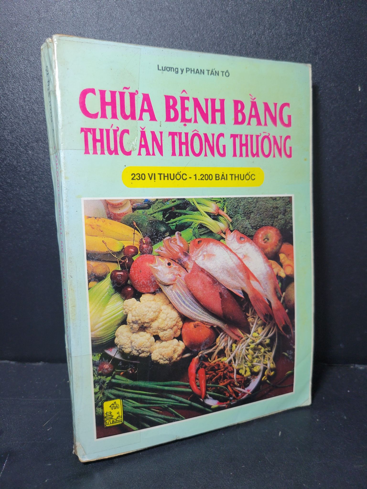 Chữa bệnh bằng thức ăn thông thường mới 70% bẩn bìa, ố vàng, tróc gáy, có chữ viết 1992 Phan Tấn Tô HCM2205 SỨC KHỎE - THỂ THAO