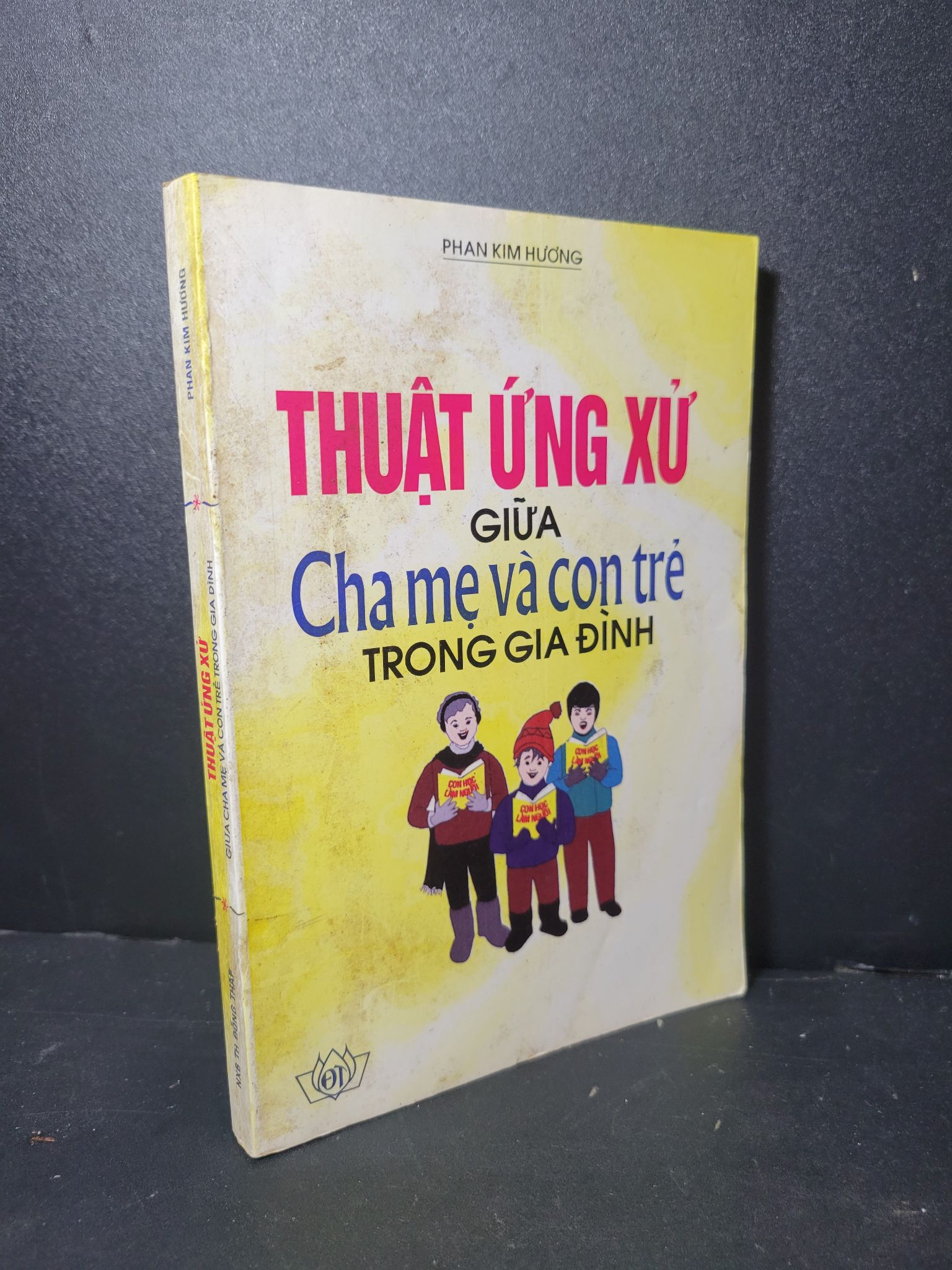 Thuật ứng xử giữa cha mẹ và con trẻ trong gia đình mới 80% bẩn bìa, ố vàng 1997 Phan Kim Hương HCM2205 KỸ NĂNG