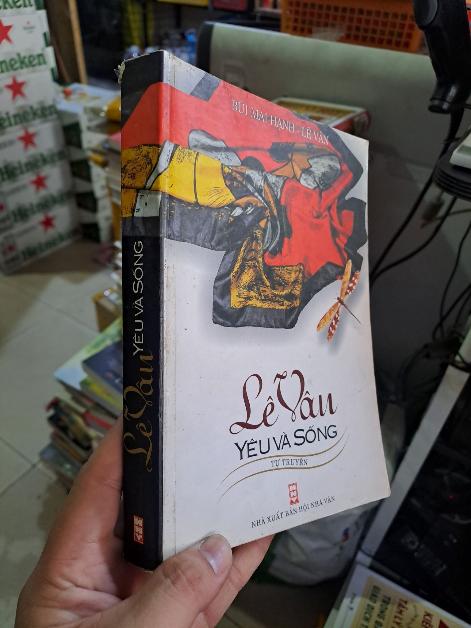 Yêu và sống mới 50% bẩn bìa 2008 -HCM205 Lê Vân SÁCH VĂN HỌC
