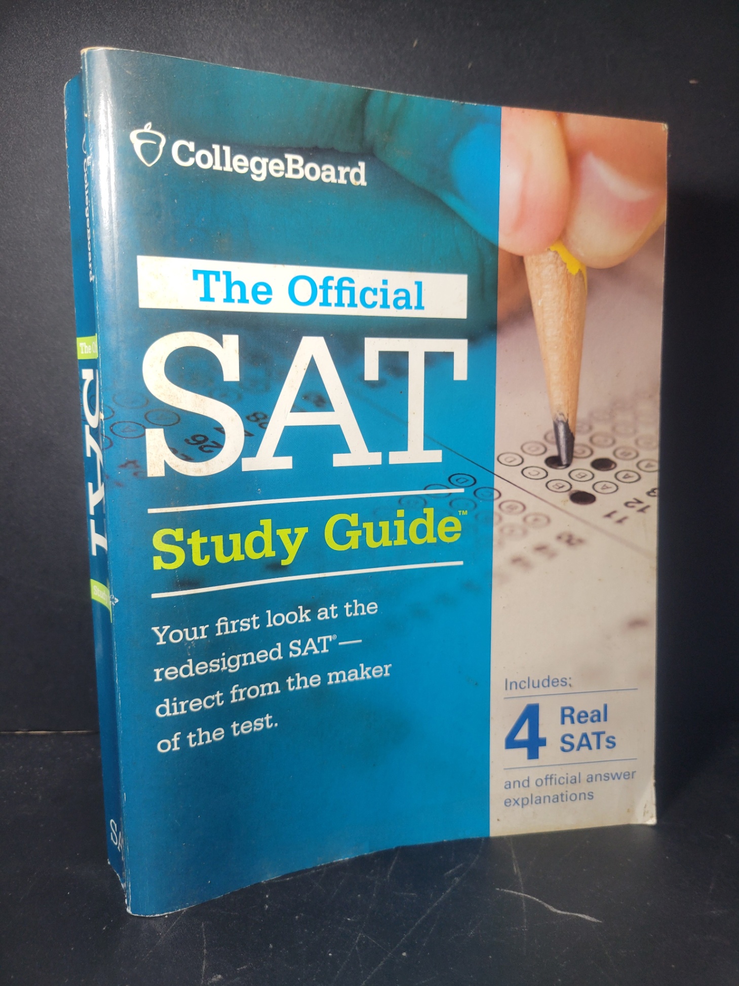 The official SAT Study Guide mới 80% bẩn bìa, ố vàng, tróc gáy  HCM0906 NGOẠI VĂN