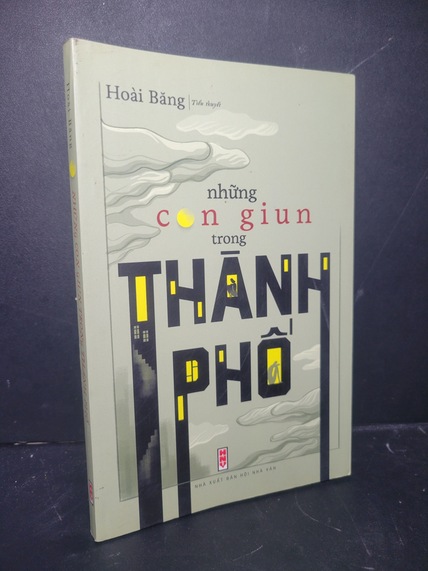 Những con giun trong thành phố 2019 mới 90% bẩn nhẹ Hoài Băng HCM0906 VĂN HỌC