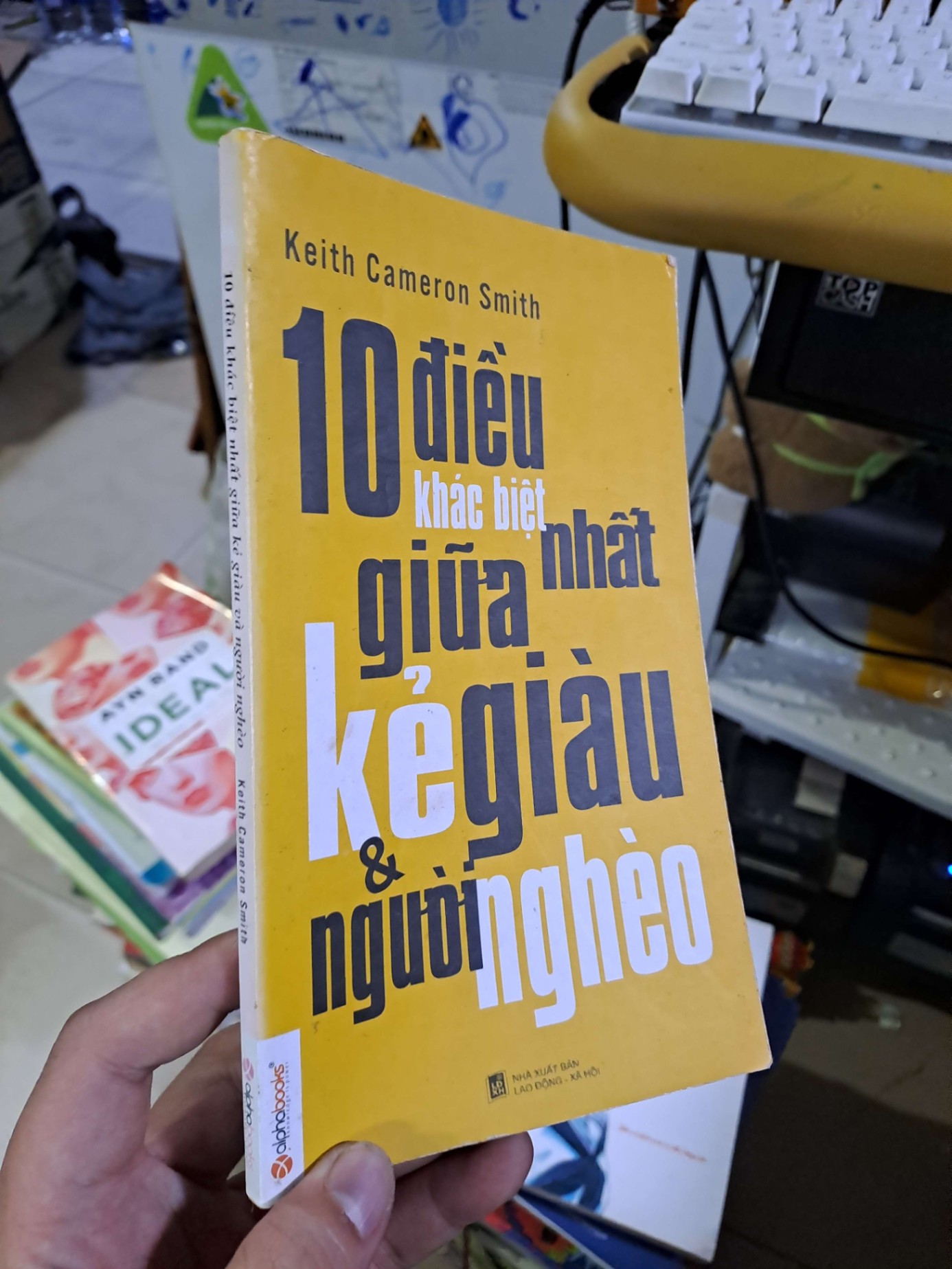 10 điều khác biệt nhất giữa kẻ giàu và người nghèo 2014 mới 80% ố bung vài trang đầu KỸ NĂNG HCM1809