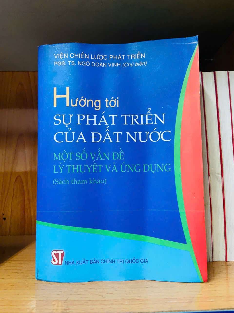 Hướng tới sự phát triển của đất nước - LỊCH SỬ - CHÍNH TRỊ - TRIẾT HỌC - Văn võ - VAVO3110-201