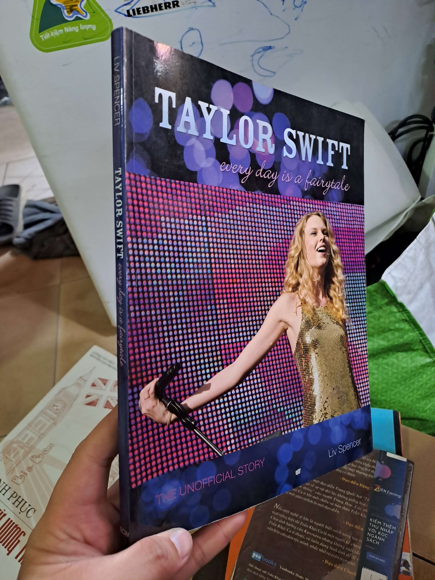 Taylor swift every day is a fairytale - Spencer - mới 90% - ENGLISH BOOKS - HCM0111