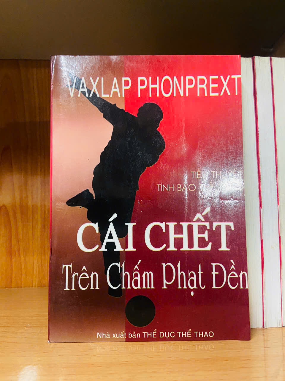 Cái chết trên chấm phạt đền - Vaxlap Phoneprext - VĂN HỌC - VAVO1211