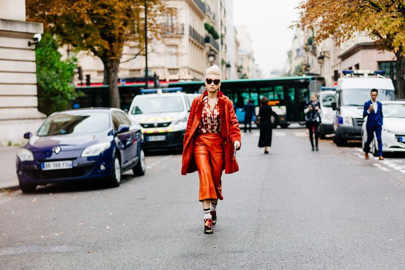 Street style Paris Xuân-Hè 2018: Sắc màu nồng ấm lên ngôi