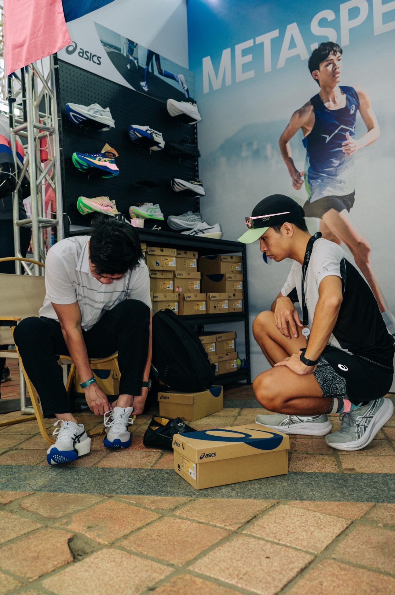 Gia-y-Cha-y-Bo-ASICS-Gel-Nimbus-28-Review-Doi-Giay-De-m-Em-A-i-Da-ng-Mua--1.jpg