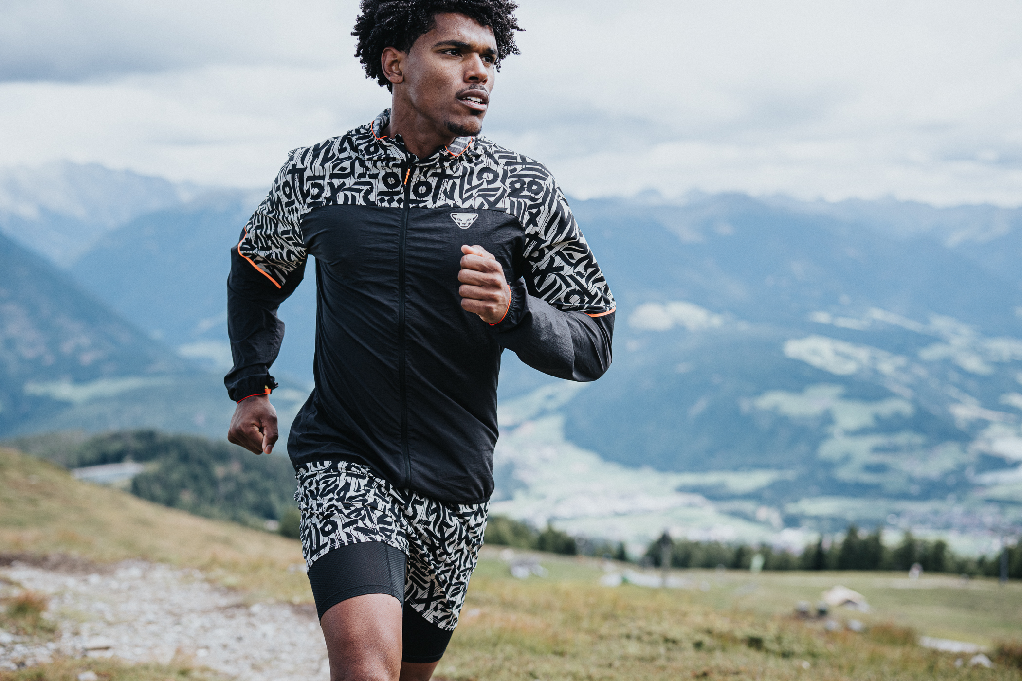 Ao-Khoac-Chong-Gio-Nam-Dynafit-Trail-Wind-Jacket-Overcast_©wisthaler.com_25_07_dynafit_grafik__HW94530.jpg?v=1781773334