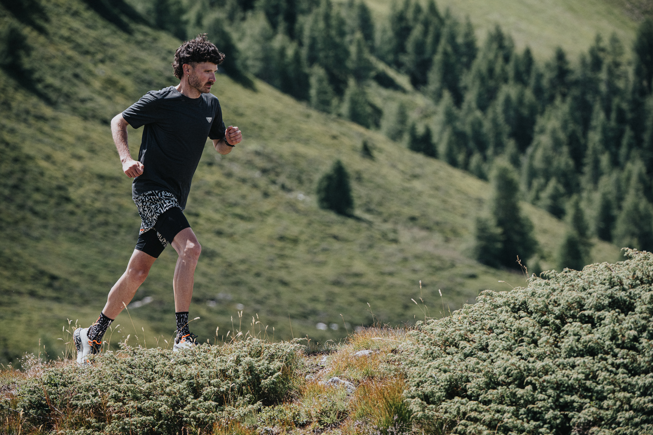 Quan-Chay-Bo-Nam-Dynafit-Trail-2-in-1-Shorts-Overcast_©wisthaler.com_25_07_dynafit_grafik__HW96693.jpg?v=1781773975