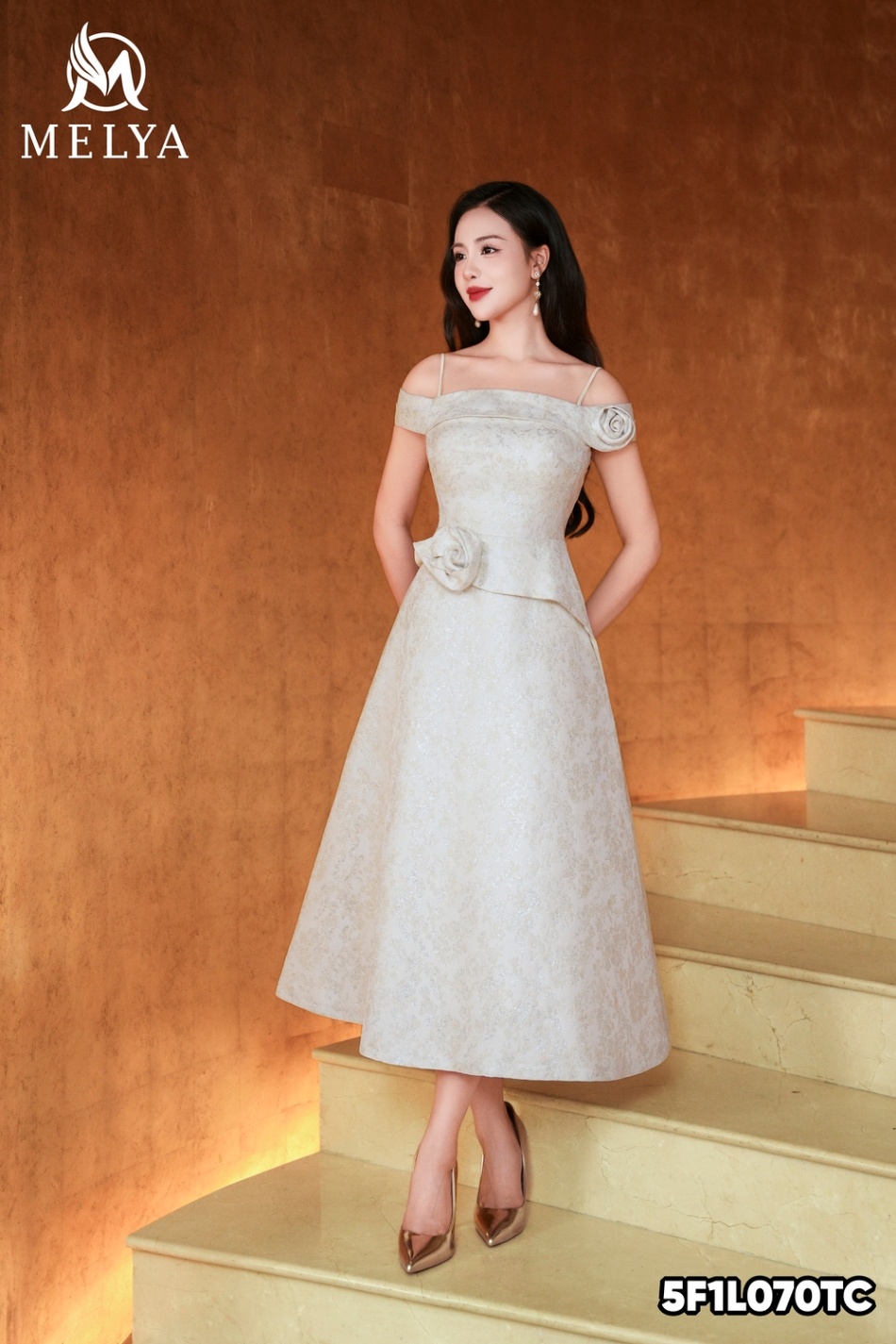 Đầm gấm - Seny dress hoa 3D vai - Trắng ngà