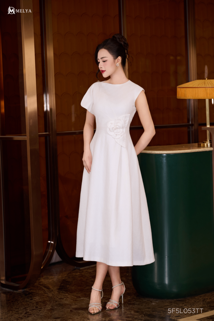 Đầm xoè - White petal đính hoa 3D ở eo - Trắng