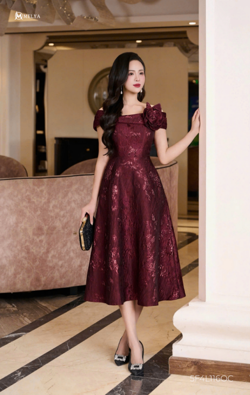 Đầm xoè - Merlot bloom gấm kim tuyến trễ vai - Đỏ rượu vang
