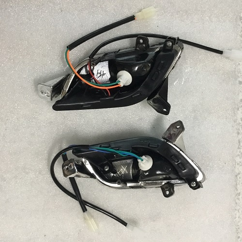 Xi nhan trước xe điện vespa 79 đèn vuông