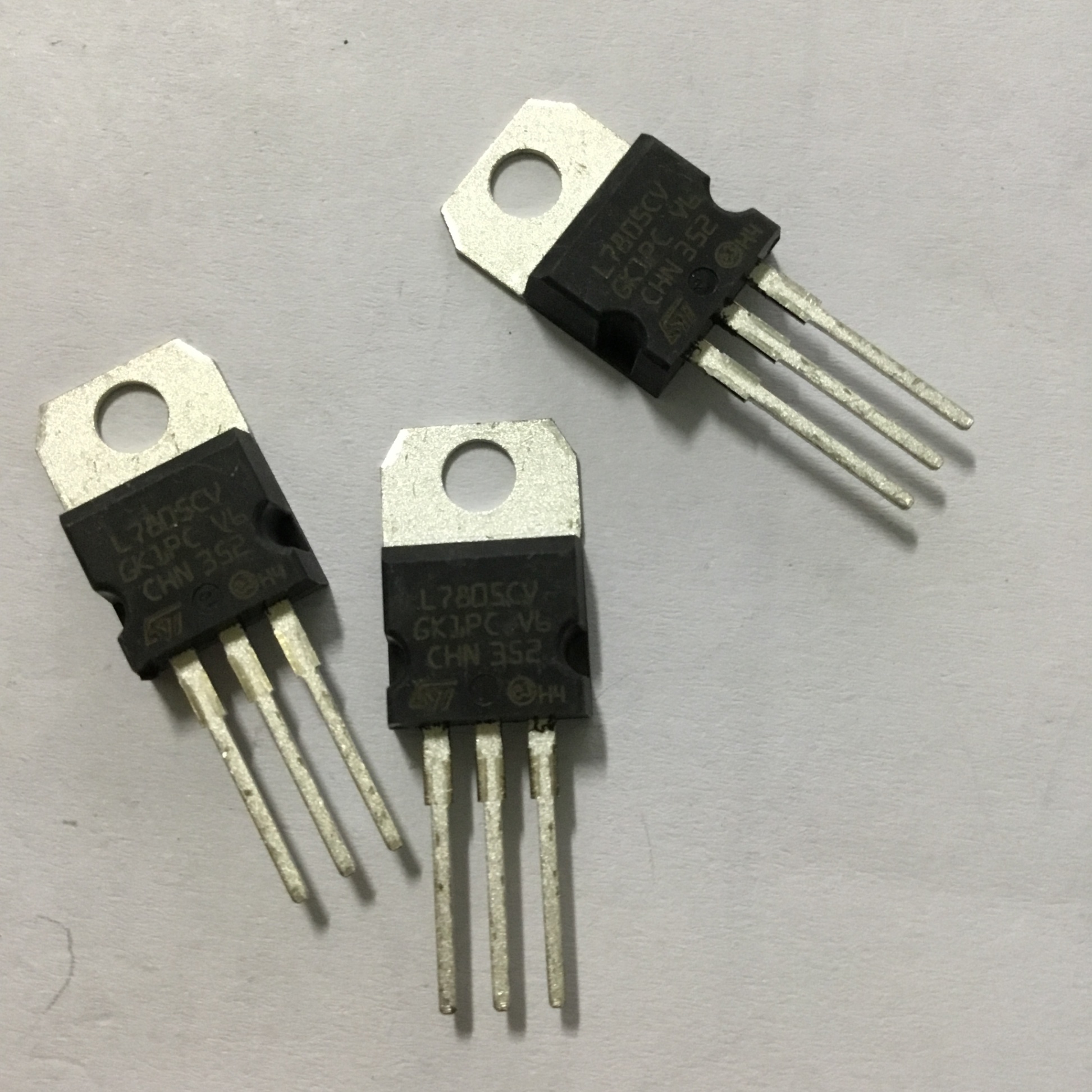 (3 con) L7805CV to-220