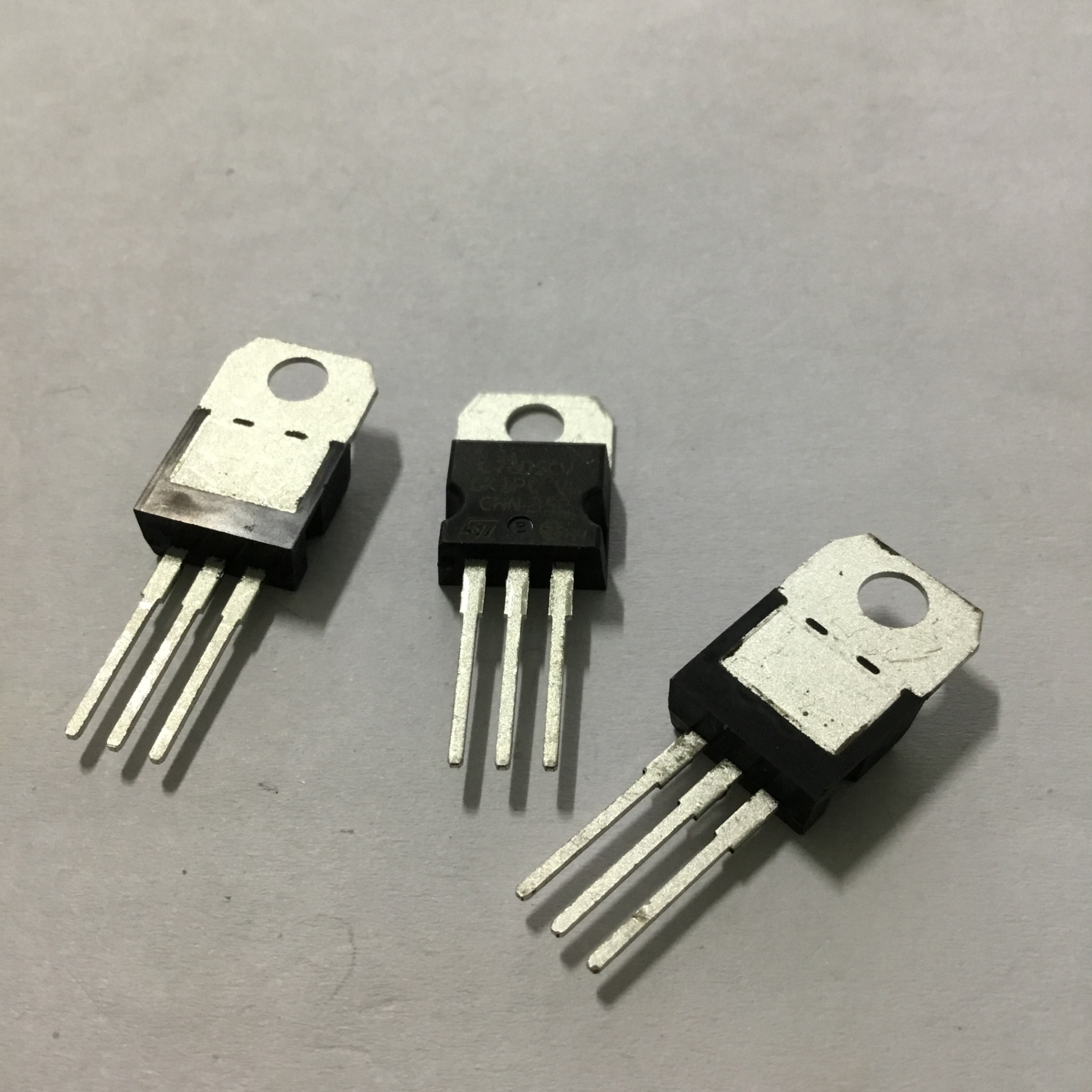 (3 con) L7805CV to-220