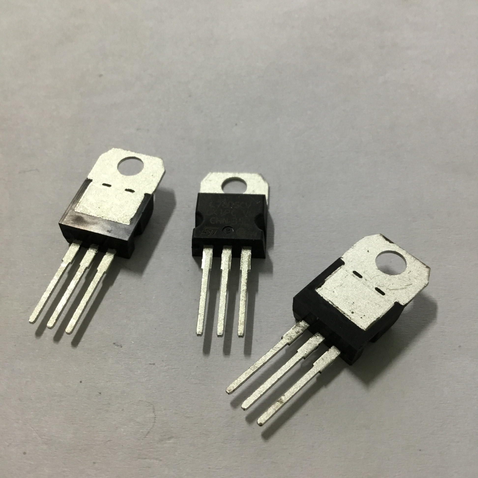 (3 con) L7805CV to-220