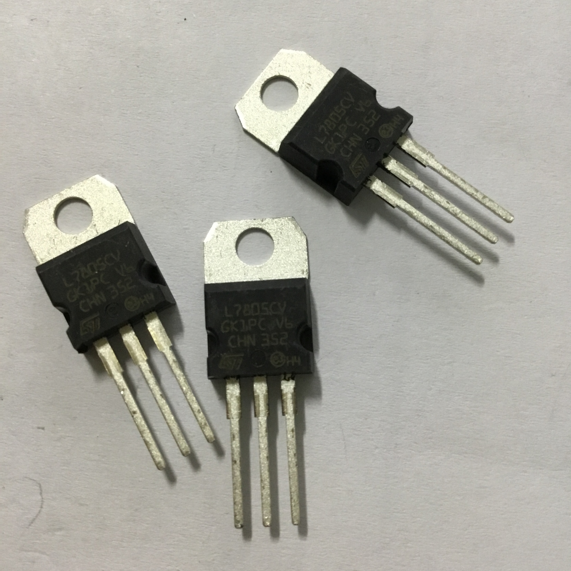 (3 con) L7805CV to-220