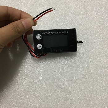 Vôn kế điện tử VOKTTA DC 8V-100V LifePO4 12V 24V 48V 6133A LCD (báo động nhiều màu)