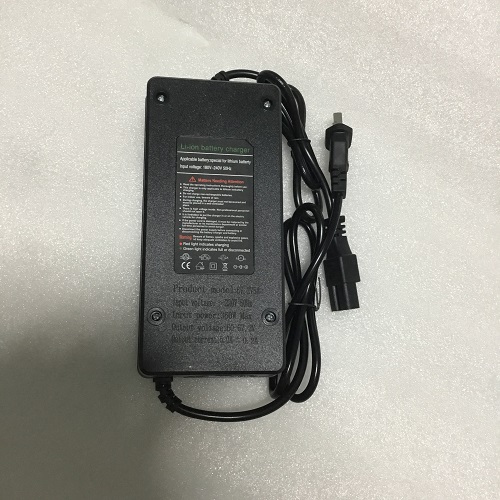 Sạc pin 60V 20Ah hàng chất lượng (67.2V 5A)