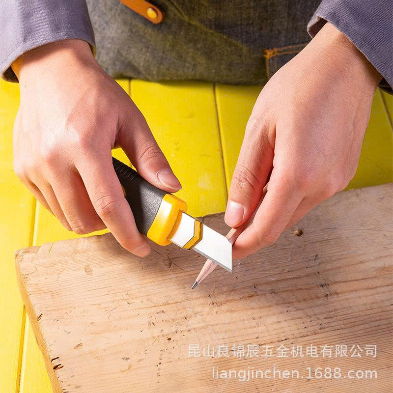 Dao dọc giấy 18mm, vỏ bọc ABS và TBE giúp tăng độ bám