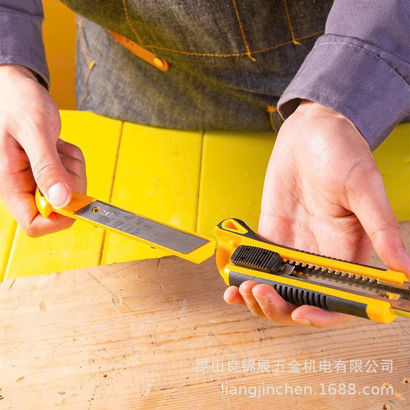 Dao dọc giấy 18mm, vỏ bọc ABS và TBE giúp tăng độ bám