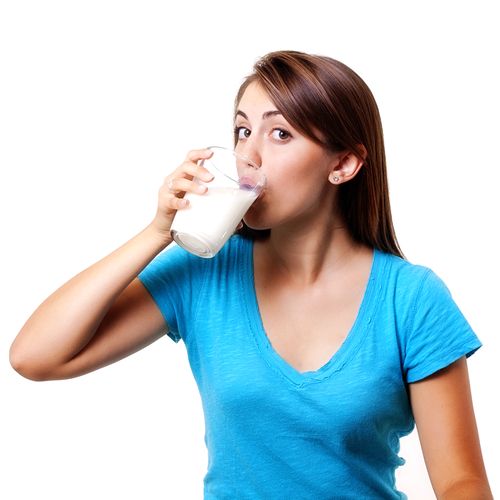 Vì Sao Uống Sữa Lại Kích Viêm Nổi Mụn?