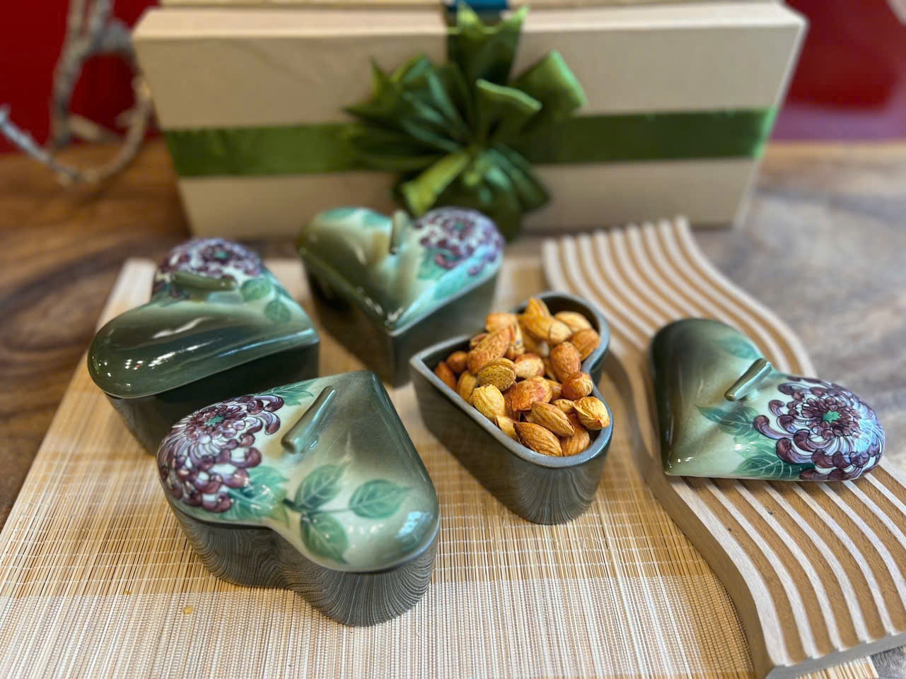 Hũ gốm tim hoa cúc