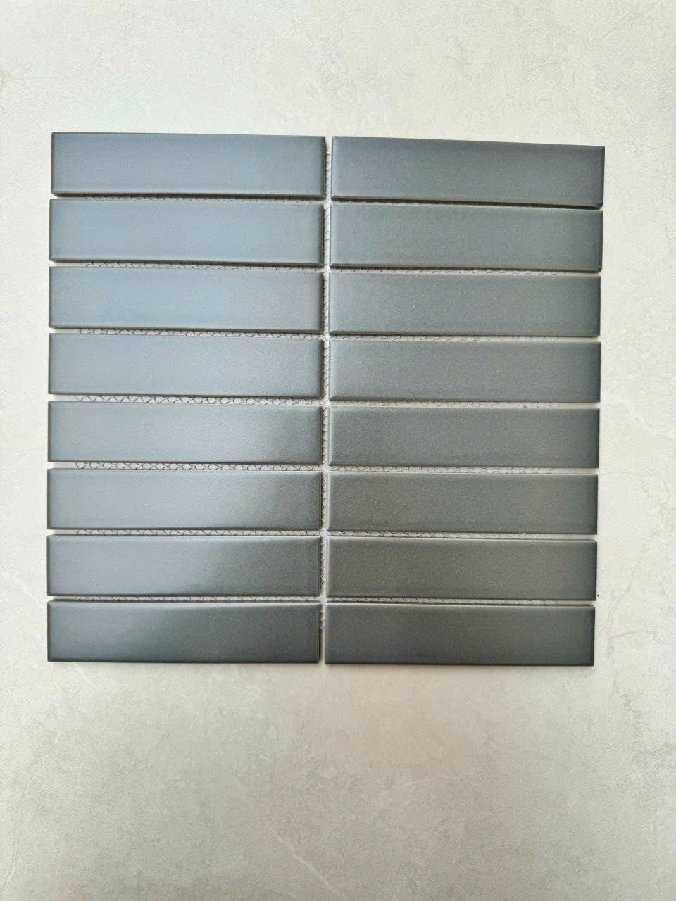 Gạch mosaic que đũa màu xám
